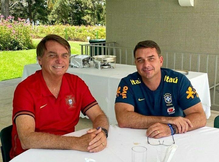 🚨🚨🚨URGENTE BRASIL: Flávio Bolsonaro acaba de confirmar em entrevista que, caso seja eleito Presidente da República, irá dar “PERDÃO PRESIDENCIAL” para Jair Messias Bolsonaro já no seu primeiro dia de mandato.

AGORA QUE EU VOTO 22 MESMO 🇧🇷🚀