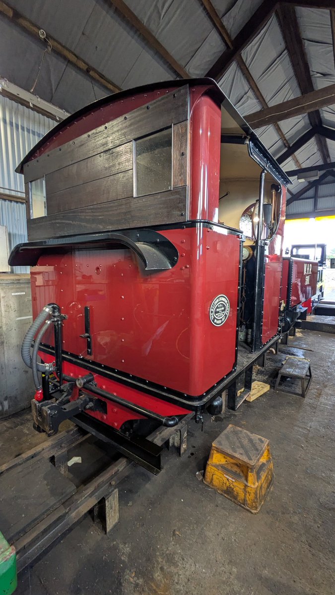 Preparing for the new season at the Welsh Highland Heritage Railway in Porthmadog. 

Here's Baldwin 590 being prepared for the year ahead. And diesel Emma too. 

Come and join us! 🏴󠁧󠁢󠁷󠁬󠁳󠁿👍
whr.co.uk/about/membersh…