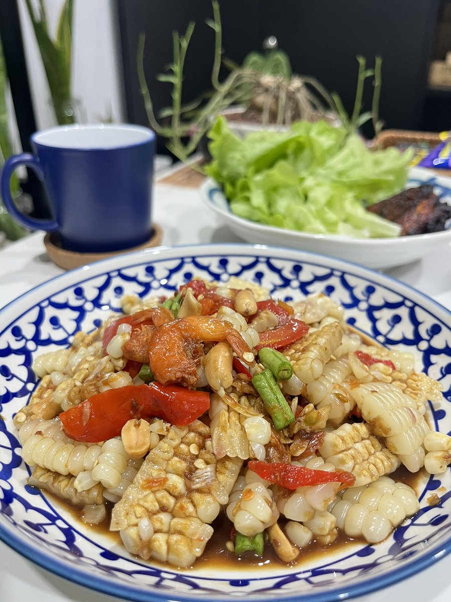 ตำข้าวโพดอีกแล้วววว แต่วันนี้ทำเอง ได้ข้าวโพดข้าวเหนียวมาจากตลาดเตาปูน เอามาทำตำข้าวโพดปลาร้า ที่จริงตำแค่พริกกระเทียม ที่เหลือคลุกๆเอา😅 อบสะโพกไก่ 2 ชิ้น กินแค่ชิ้นเดียว เก็บไว้ให้ลูกหนึ่งชิ้น  #เป็ดคิชเช่น