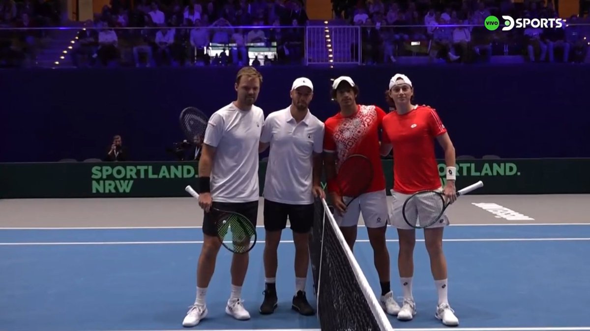 DecisivoTenisPe's tweet photo. 🚨🎾 Jugadores en cancha, el dobles está por comenzar.
Finalmente se mantiene la dupla inicial: Ignacio Buse y Arklon Huertas del Pino disputarán el 3er punto de la serie entre 🇩🇪 Alemania y 🇵🇪 Perú.
Perú busca el milagro en Dusseldorf
#ModoCopaDavis https://t.co/OJu4TansRM