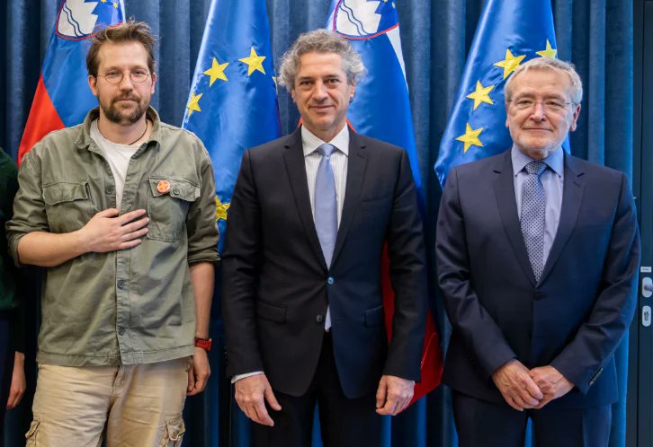 Vlasta50105927's tweet photo. @TJedlovcnik @MilenaMilenca 🤔 👇👇👇 @vladaRS @MinZdravje @glasljudstva =0 + #Keber ‼️ https://t.co/gxIHIOrKVA