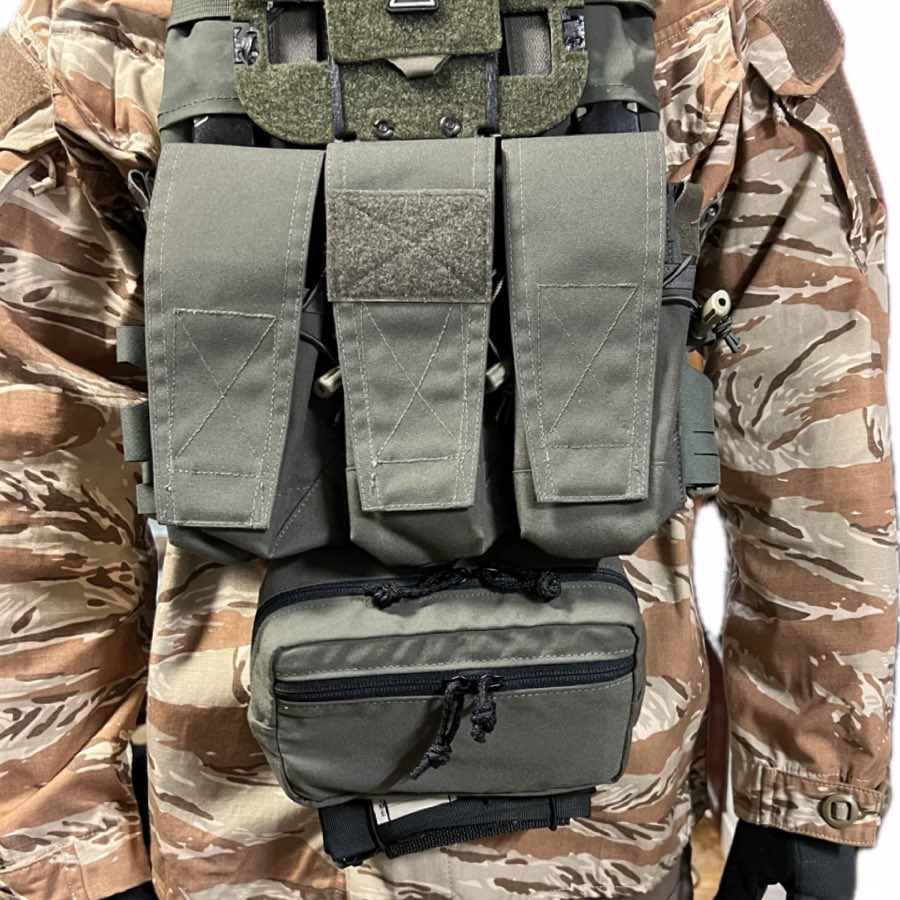 Spiritus Systems SACK Pouch Mk3

savanna.thebase.in/items/74817257

ベルクロタブで取り付けるシンプルなファニーパックです。

大きすぎず小さすぎない絶妙なサイズ感で、一つ持っておけばプレートキャリア、チェストリグ、34Aのパネル下部など取付場所を選ばず活躍します。
