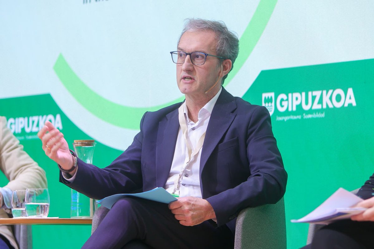 jarmaolea's tweet photo. ♻️ La transición ecológica ya transforma el empleo en Euskadi.
He participado como ponente en el 8.º Encuentro Inter. de Economía Circular, compartiendo cómo desde Lanbide impulsamos formación y competencias para el empleo verde. 🔗 Noticia del G. Vasco: https://t.co/XtpB8nh1zU https://t.co/z9alqHb04C