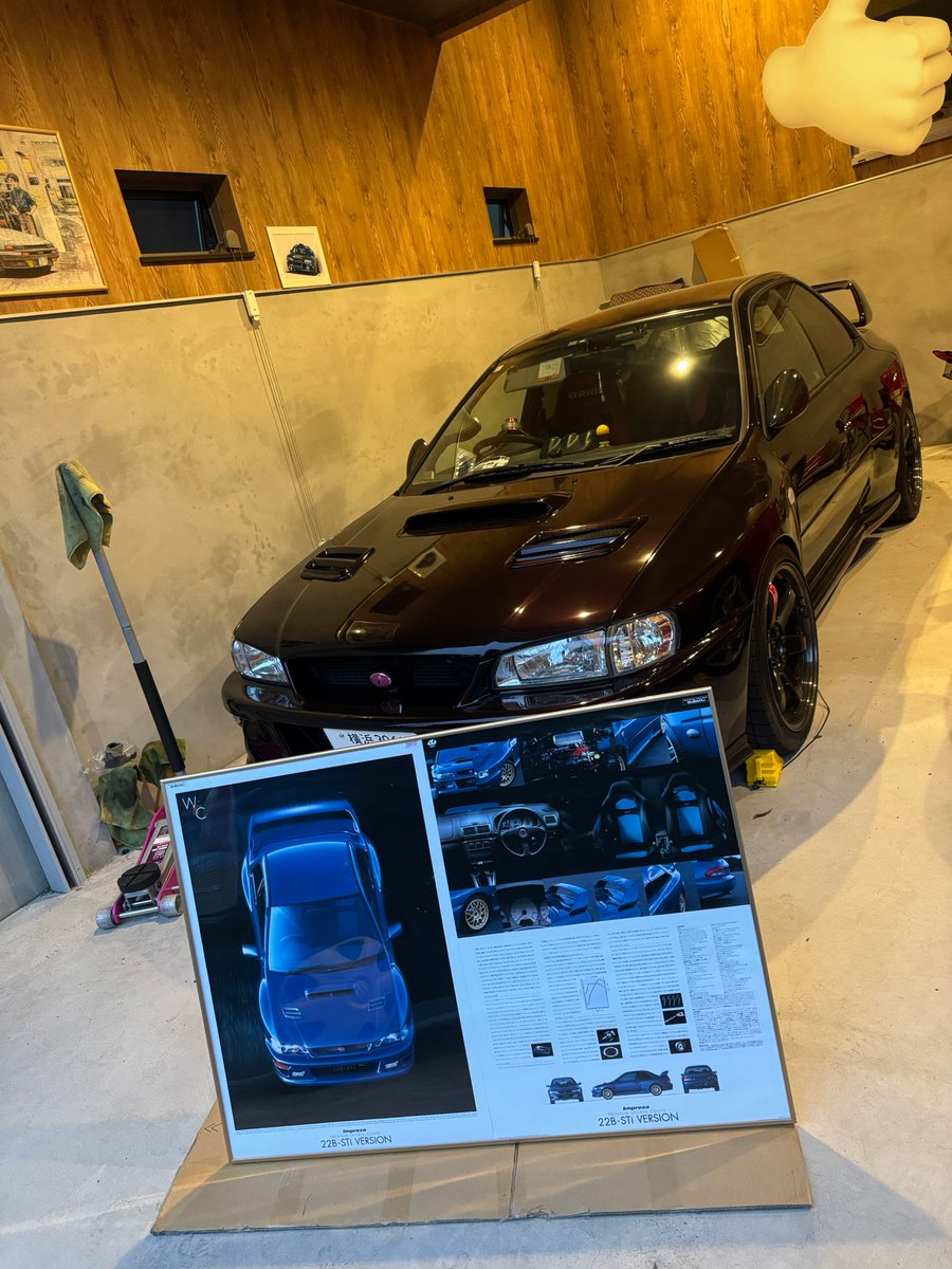 GC8_3931's tweet photo. オートサロンで購入した復刻版22Bポスターを額縁に入れてガレージに飾った https://t.co/TZFMil4azc