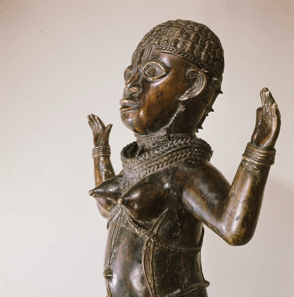 #saturdayarchives
A 15th-century Bronze figure of prince Odogbo, the Benin prince with feminine attributes and successor of Oba Ehengbuda. He was enthroned with the enthronement name Oba Ohuan 1606Ad-1641Ad.

#omonomagazine #edoarchives #beninkingdom #africanart