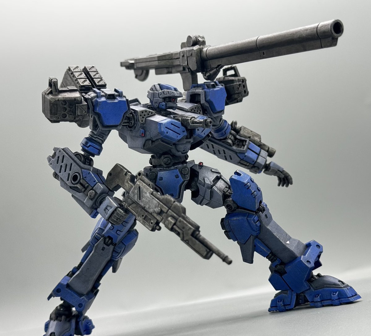 エムロード中量2脚型AC
これにて完成です!
AC2からようやくの初プラモ化ということで4体の中から一番作りたかったやつを最初に制作しました！
塗装は以前TLで見かけたDSPIAEマーカーでの全塗装を行ってます
＃アーマード・コア
#ARMOREDCORE