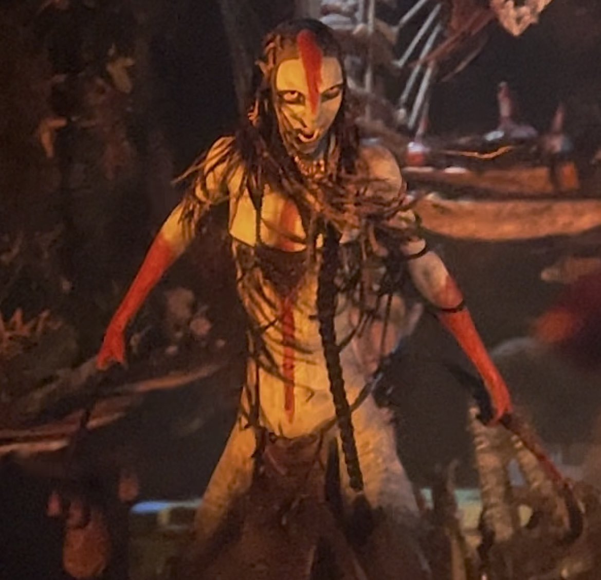 aonuneteceo's tweet image. i really wish we could see varang actually use these scythe weapons of hers.. they look cool and seem to be a big part of her fighting style #varang #afaa