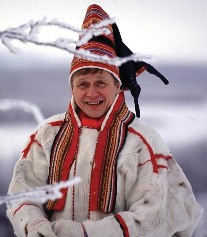 Áillohaš o Nils-Aslak Valkeapää fue un artista sami del norte: escritor, compositor, músico, joiker e ilustrador. Primer autor sami en recibir el Premio de Literatura del Consejo Nórdico por Solen. snl.no/Nils-Aslak_Val…