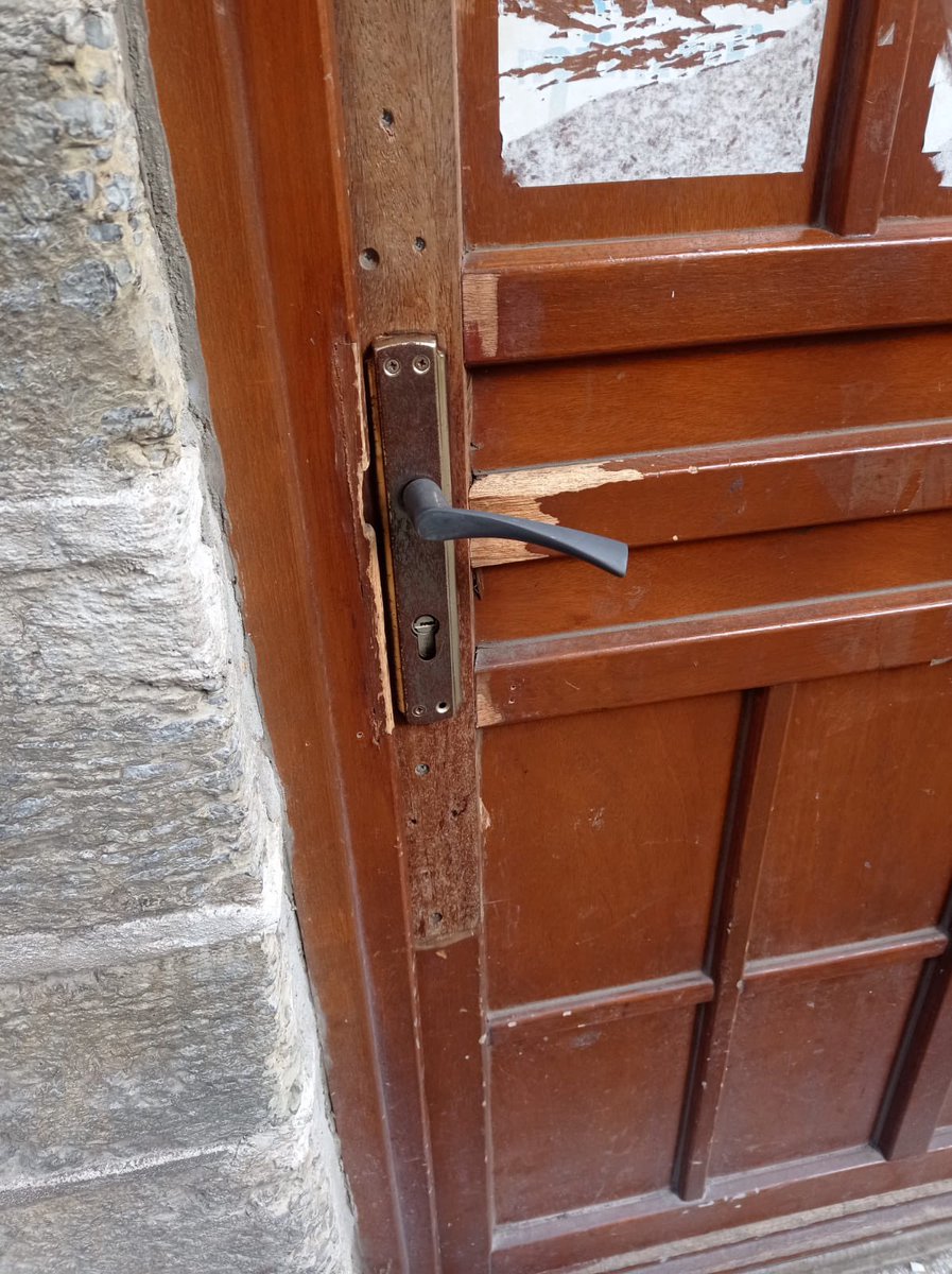 🟡 Haber

Bu sabah okula öğrenci alımı durdurulduktan sonra apar topar boşaltılan kulüp odalarının kilitleri değiştirildi. Kilit değiştirildikten sonra öğrencilerin kampüse girişine izin verildi.