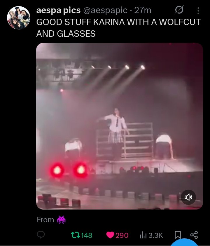 bluubewy's tweet photo. wkwk anaknya punya ide buat ganti seragam di tiap negara eh dia gamau karena mikirin member lain, masa dia ganti membernya enggak. eh hari ini semua ganti kecuali anaknya wkwk. nanti kalau kita protes pasti bawa bawa solo job dll #anakemas https://t.co/24T1RA5kSW