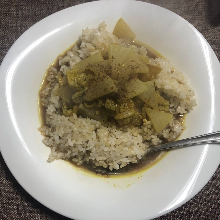 kuucyan13th's tweet photo. カレー。大根と白菜。
白菜は冷凍。
見切り品だったので、買ってきてすぐに、
切ってから一回分にまとめてから。
煮る時に早くてラク。
じわじわ料理上手になっているかな？

納豆＋海苔。納豆＋海苔＋シソ。本日も2個。

#ヴィーガン #vegan #玄米菜食 #広島平和菜食主義
#curry #nattou #nori #shiso https://t.co/ZNOybscerm