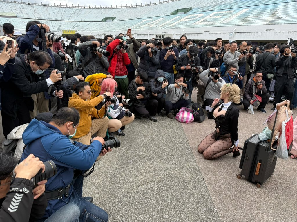 第一次來到台灣 FF 就感受到滿滿的愛，真的受寵若驚…謝謝每一位特地來找我的你們 🥺💗

✨ 明天會 cos 白鳳！
大約 2:30 會到場外～
好期待再和大家見面 💕 等你們來找我呀 >w< 💖

#ff46 #開拓動漫祭