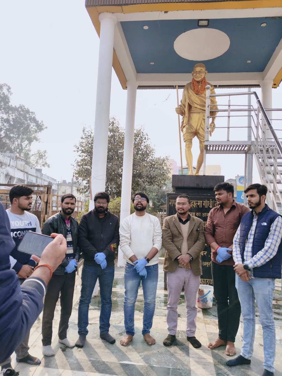 IYC_UPEast's tweet photo. गोरखपुर महानगर में स्थित महापुरुषों के मूर्तियों की साफ सफाई युवा कांग्रेस के प्रदेश सचिव/प्रवक्ता अंकित पाण्डेय टाईगर के नेतृत्व में किया गया । https://t.co/Z00zYnfCNk