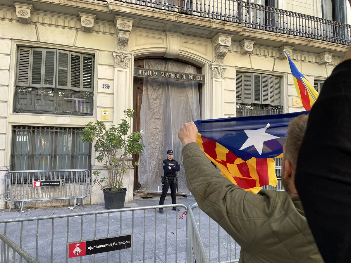 La mani de l’ANC s’esvera davant Via Laietana. Un manifestant recomana als agents de la porta que “no estiguin tan serios” i que “poden marxar cap a Espanya”