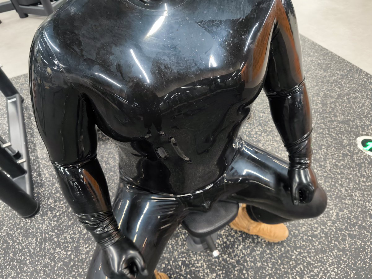 【和健身<a href="/amoysugar/">无糖</a> 一起练】
终于遇到一个喜欢穿胶衣外出的搭子了！开心！一定要抓住这次机会！