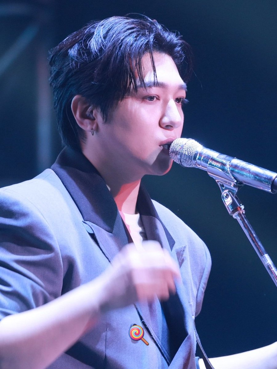 아니 영상보다가 성진이 눈이 너무 예뻐서 한없이 쓰다듬는중 눈이 진짜 왜이래 미치겠네