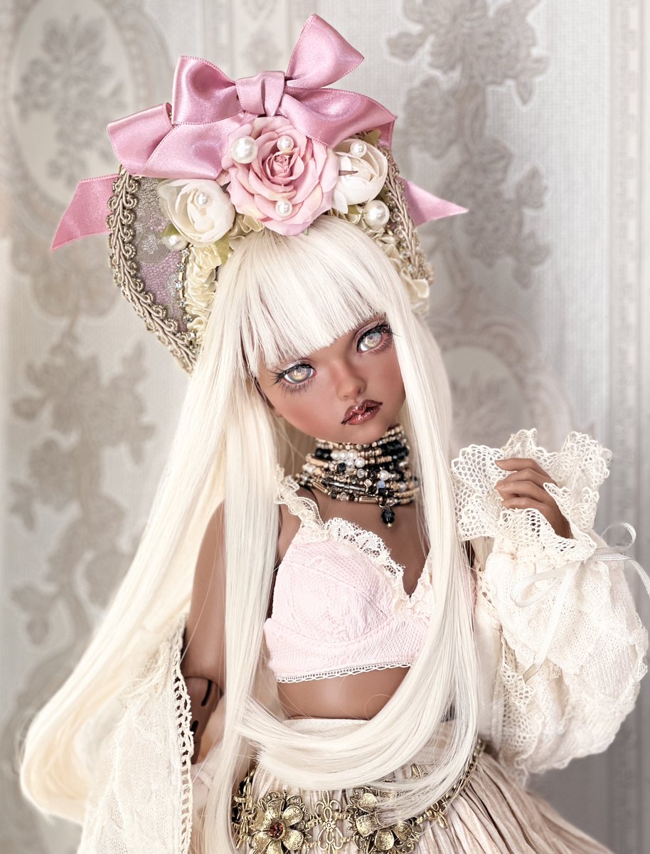 作りかけで余っていた素材があったのでヘドレを作りました
こういうロリータ系の可愛いアイテムは慣れてないので色や装飾のバランスが非常に難しい
私自身がすごく面倒くさがりなので可愛くリボン結びとか必要なくヘアバンド式でドールの頭に挟むだけっていう…でも使うウィッグは選ぶ
#dodollsdream