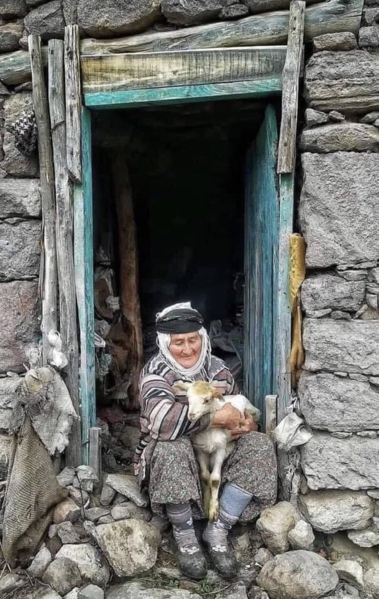 Adalet dünyadan kalkarsa, insan yaşamına değer verecek bir şey kalmaz. 

Kant