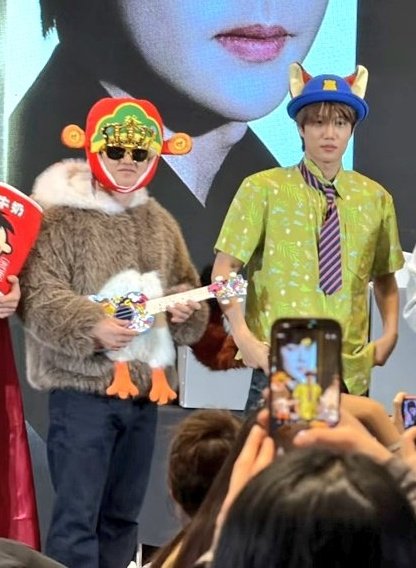 경수랑 종인이한테 같이 닉주디 입어주길 바라고 팬싸템 넣었을거 같은데 다른 회차에 입은거 조차 완성이다.. 아 웃겨ㅜ