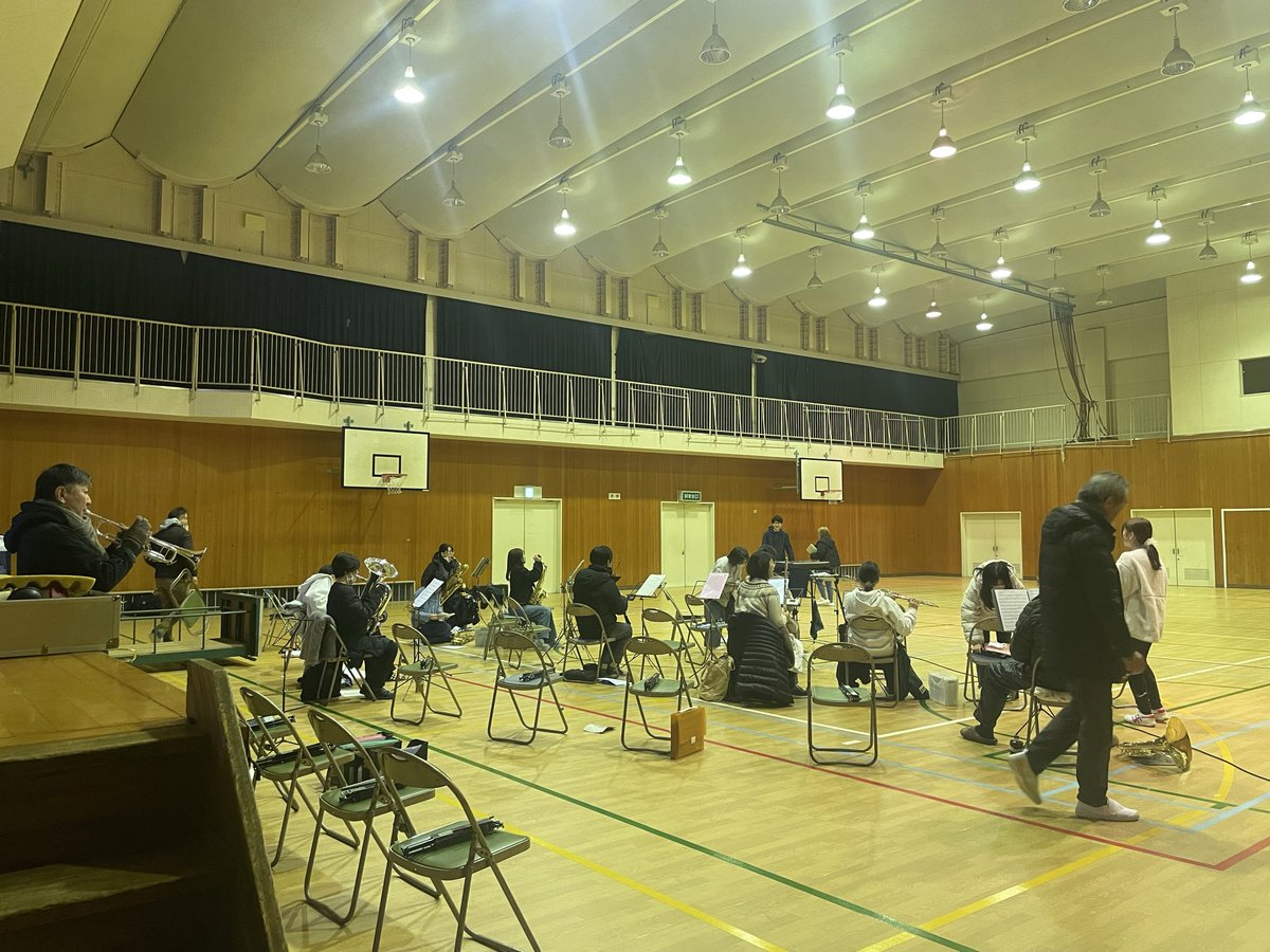 ikesuiikesui's tweet photo. 今日は練習前の風景を撮影してみました！
練習前はこんな風に体育館の隅っこでそれぞれ思うように音出しをしています♩ https://t.co/Qgk3A7NVeT