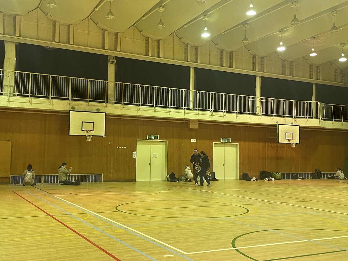 ikesuiikesui's tweet photo. 今日は練習前の風景を撮影してみました！
練習前はこんな風に体育館の隅っこでそれぞれ思うように音出しをしています♩ https://t.co/Qgk3A7NVeT