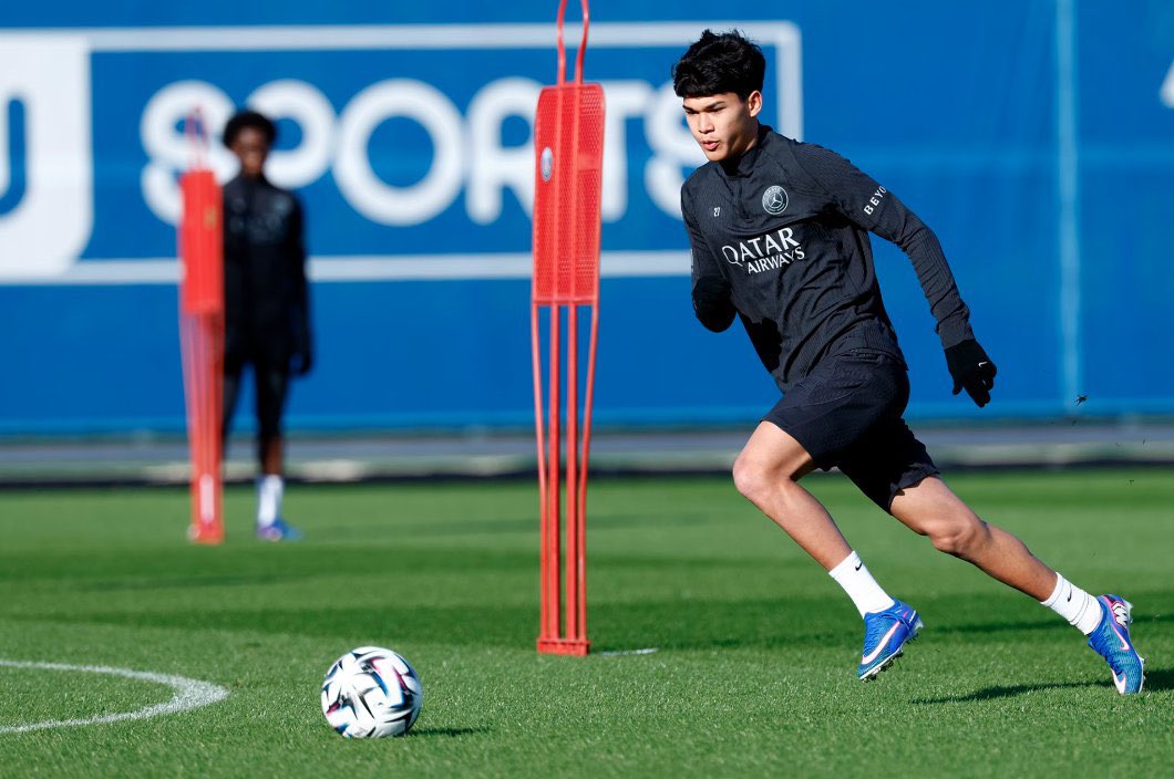 🔴🔵 Luis Enrique sur Dro :

« Je ne sais pas qui va jouer. On a pas signé Dro pour 1-2 semaines mais pour 4/5 ans. Il faut savoir que le temps de maturité est différent pour un jeune joueur. 

Je dois voir son évolution, je suis content de sa mentalité. Il a beaucoup de