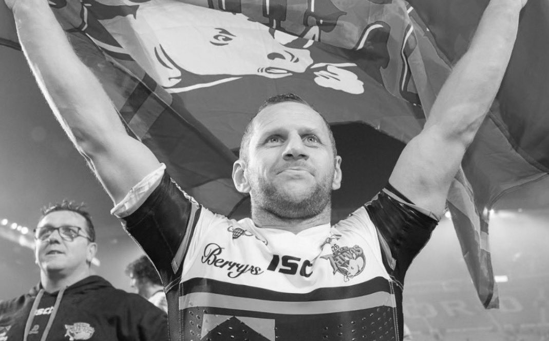Today marks the first time we face Leeds Rhinos since the passing of Rob Burrow.

To honour a true legend of the game, we will hold a minute’s applause in the 7th minute.

We invite everyone inside the ground to join us in paying their respects to an inspiration who meant so much