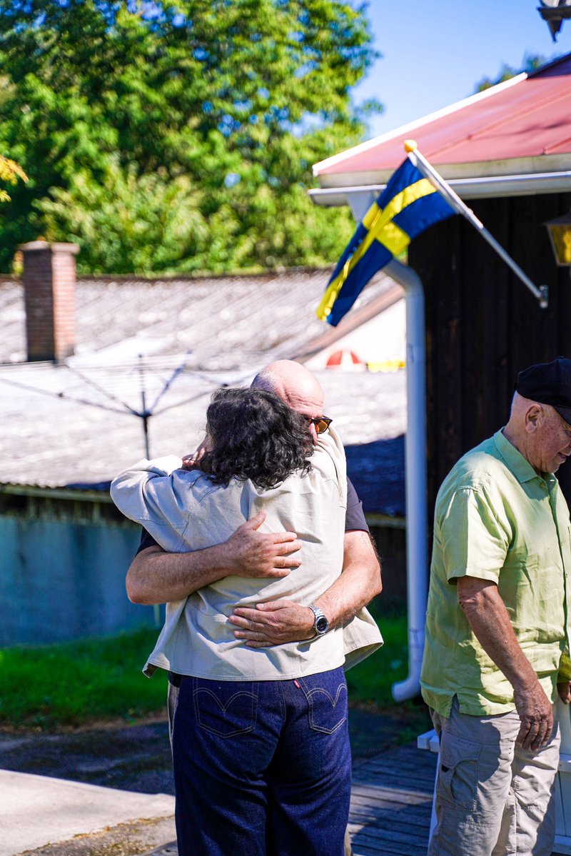 Jag och min familj vet hur är det att vara ny i Sverige. Jag vet hur det är att lära sig ett nytt språk, komma in i ett nytt samhälle och anamma nya traditioner. Jag om någon förstår vad som krävs för att integreras.

I grunden är det ganska enkelt. Ett samhälle fungerar när det