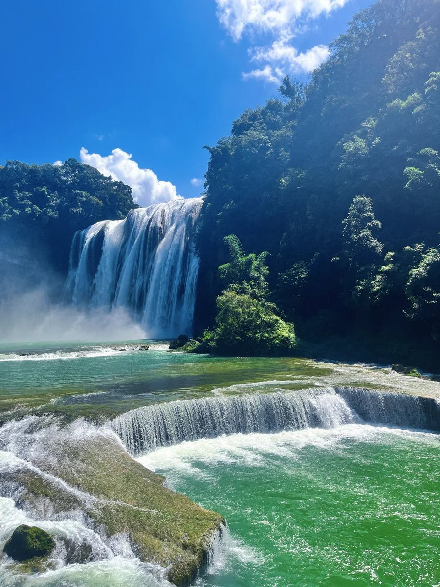 wngsng091014732's tweet image. Huangguoshu Waterfall: A Roaring Natural Wonder! 🌊Huangguoshu Waterfall in Guizhou is a sight to behold. Its thunderous roar and magnificent flow are truly breathtaking. #TravelinChina #HuangguoshuWaterfall #NaturalWonders