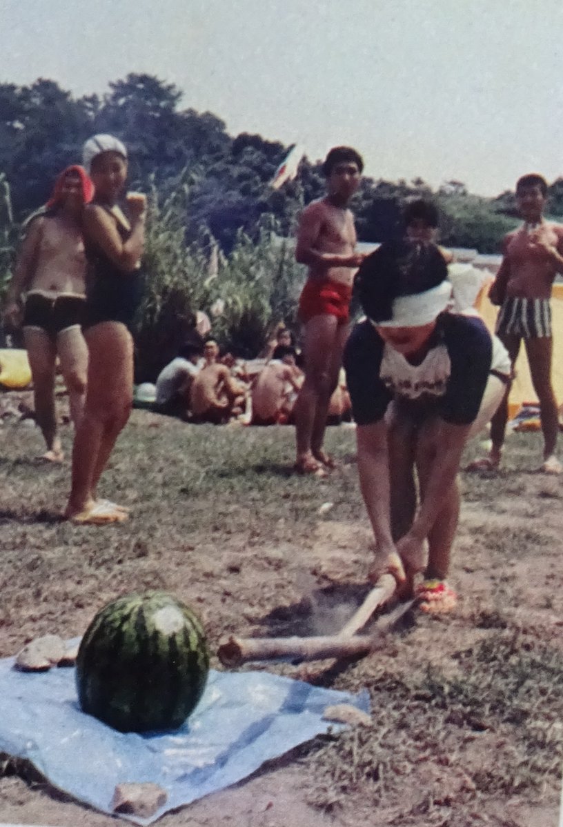 昭和の古い日本の写真を見ていると、ぼんやりと映ってる写真の奥で笑ってたり日常の中でくつろいでる人々に感じるのは、無邪気で何も知らず、貧乏だけどそこそこ幸せそうに各自の人生を過ごしていたらしいこと。本当の日本て今、一体どこへ行っちゃったんだろうと思う