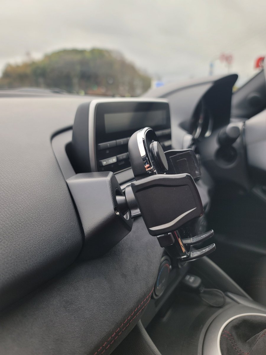 SLASH_XS1's tweet photo. 値段がクソ高かったスマホホルダーと、中古で買ったウインドブロッカーを手始めに着けた https://t.co/wzHMZzYC8d