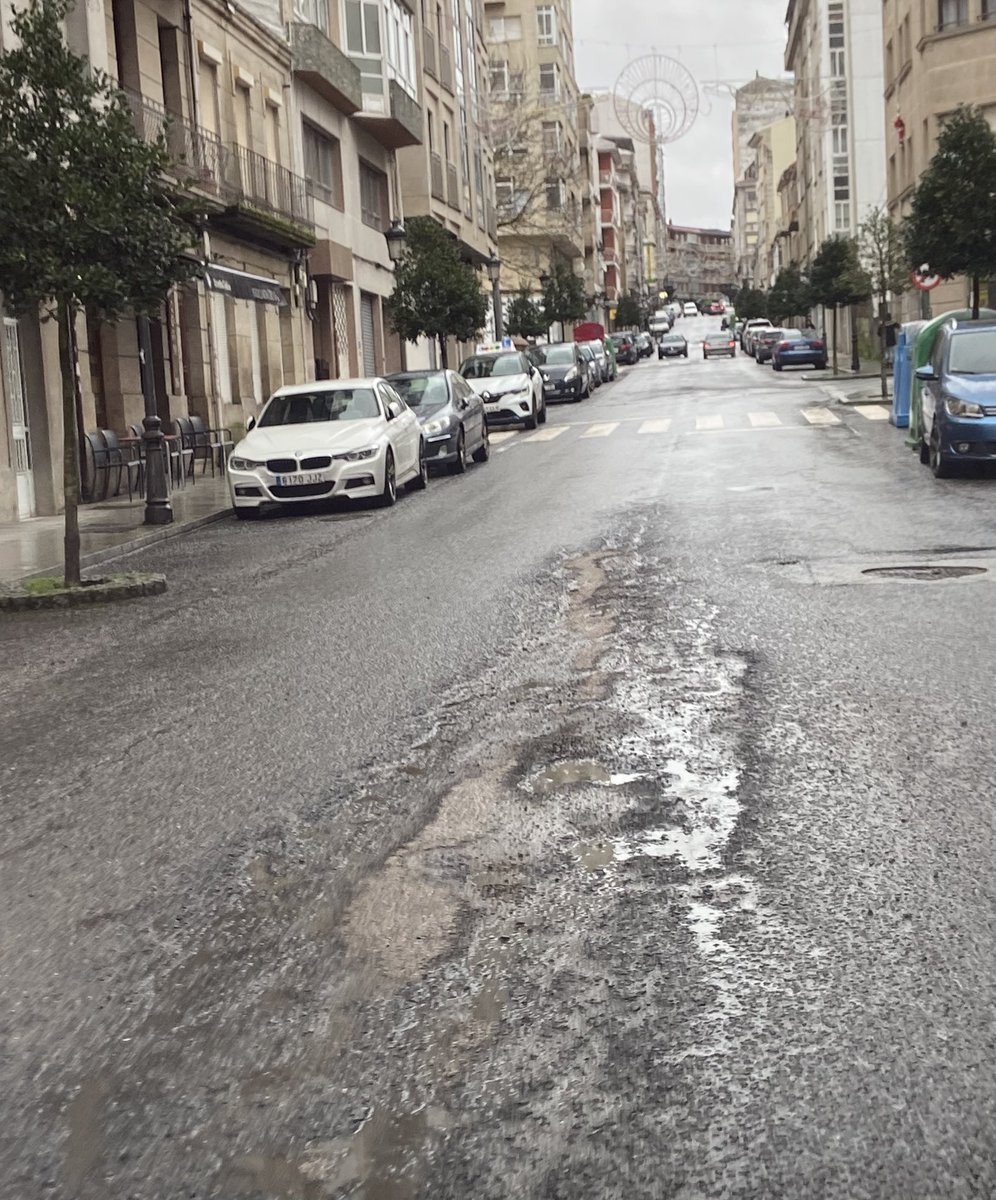 TD0ct's tweet photo. A odisea de circular polas rúas do Carballiño. https://t.co/3iBfM6wLqR