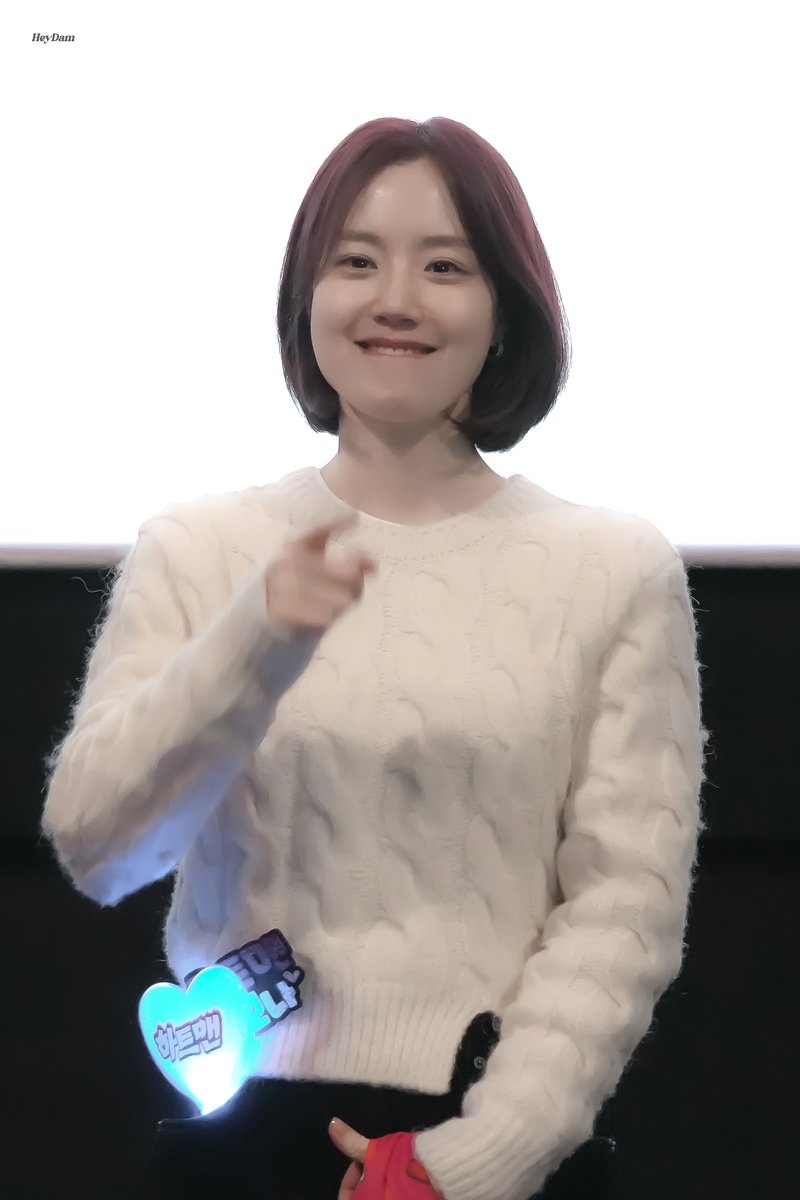 260117 영화 하트맨 무대인사

'주먹끼리 비비면 빵냄새 난대요!'
네컷만화(채원.ver)

#문채원 #MoonChaewon
