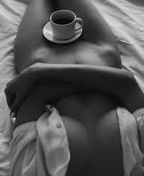 DayanaCruella's tweet photo. Hoy desperté con ganas 
de tí, mi antojó es que me
Tomes de lengua y que no
Me dejes enfriar, tómame
caliente cómo mi café.
Enciende tu cuerpo con
El mío y bebéme.

#CaféConTuPoesía 🫦❤️‍🔥 https://t.co/OOtsoBBzJD