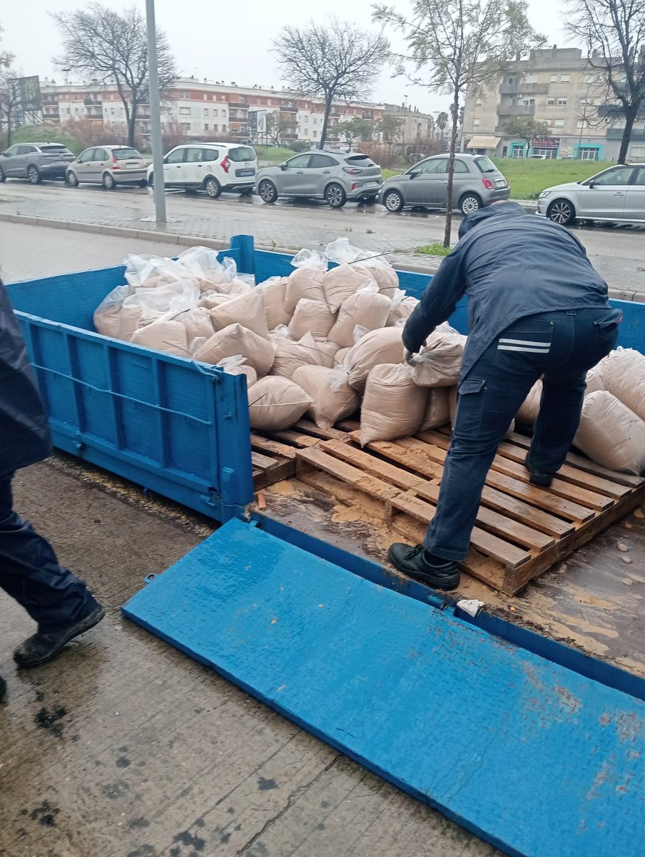 ciudadjerez's tweet photo. 📣Reforzamos los equipos de Infraestructuras para colaborar con vecinos e instituciones en la prevención de posibles afecciones por las lluvias y el aumento del caudal del río.

Trabajamos de manera conjunta en el refuerzo con arena y rasillones. https://t.co/ecWv5qe3zh