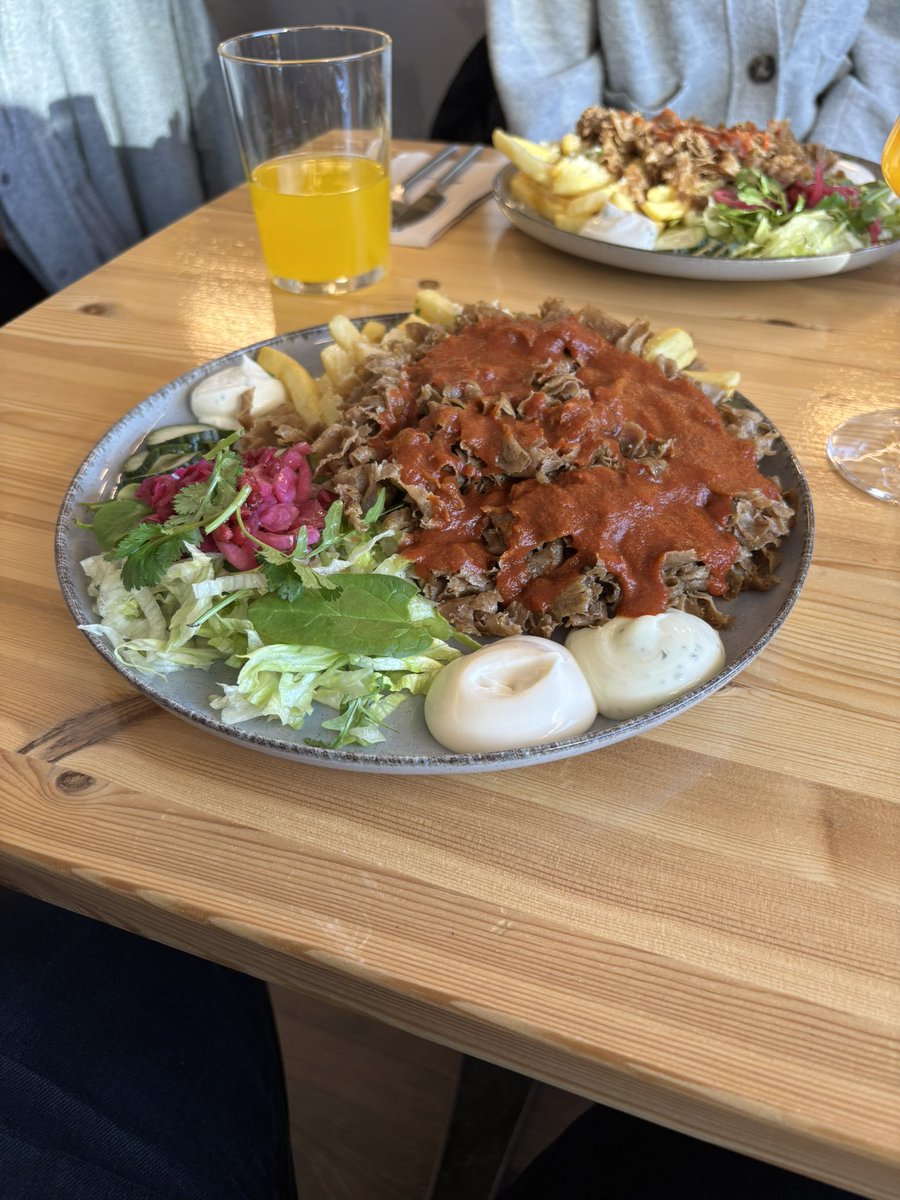 Osinkoinsinoori's tweet image. Syömässä maailman parasta kebabia FREDissä🔥 döner parmesan ranuilla on kyllä taivaallista❤️

#FRED