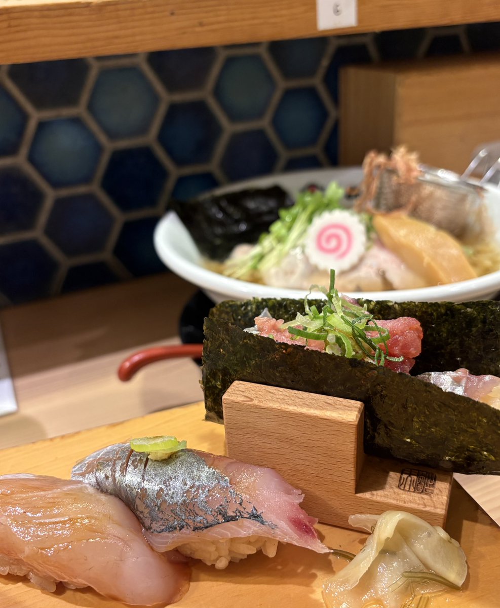 ストロベリーフェス🍓行ってきたのだけど甘いもの続きの帰りに食べた鮨とラーメンが1番染みた🍜