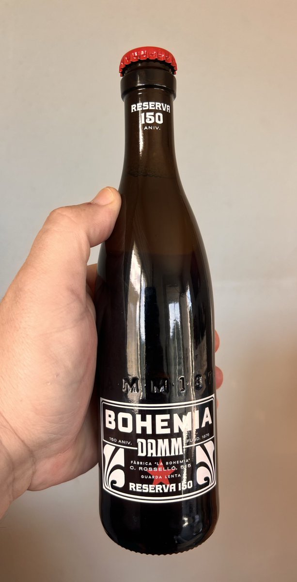 14Quatorze's tweet image. Avui a l'hora del #piscolabis anem d'estrena amb una cervesa #bohemia per celebrar el 150è Aniversari d' @EstrellaDammCat