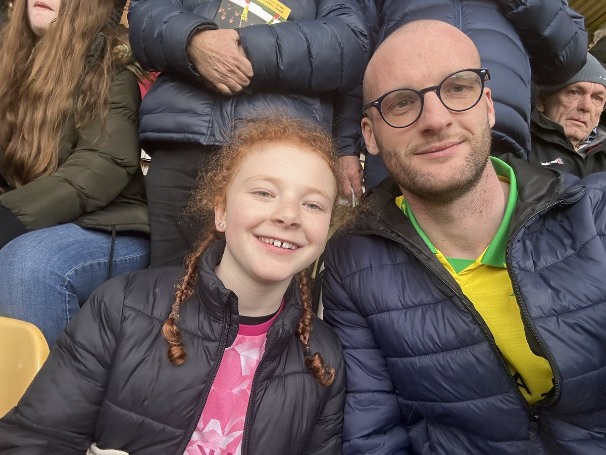 Az__07's tweet image. Ella’s delighted to get back to Carrow Road two months after her latest knee injury. Big thanks to the club for the lovely get well card and signed pictures - really cheered her up
during her recovery! @NorwichCityFC #NCFC #OTBC