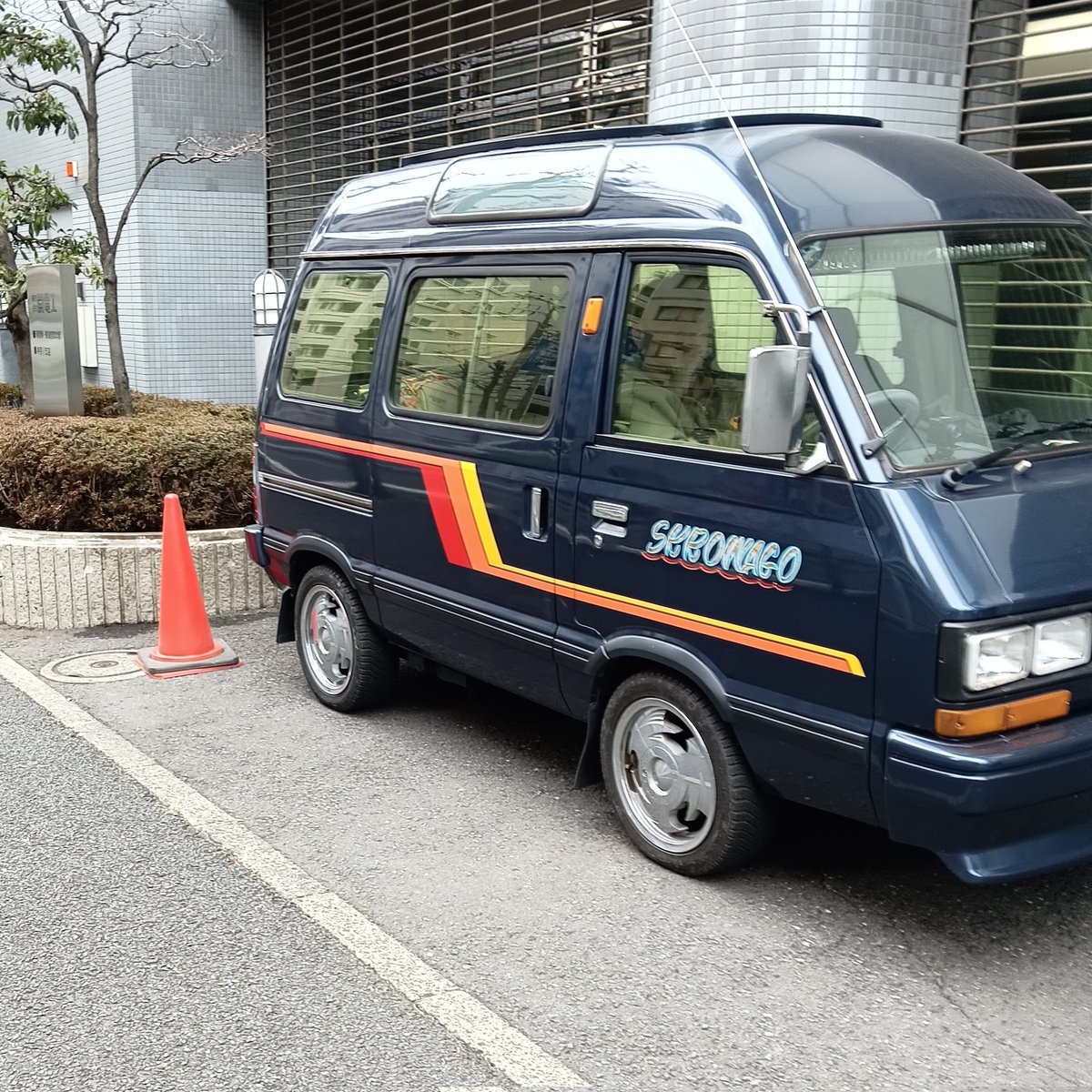 本日めっちゃレアな初代ドミンゴを見かけました!
しかも当時から現役
良いクルマを見かける幸せを感じました!