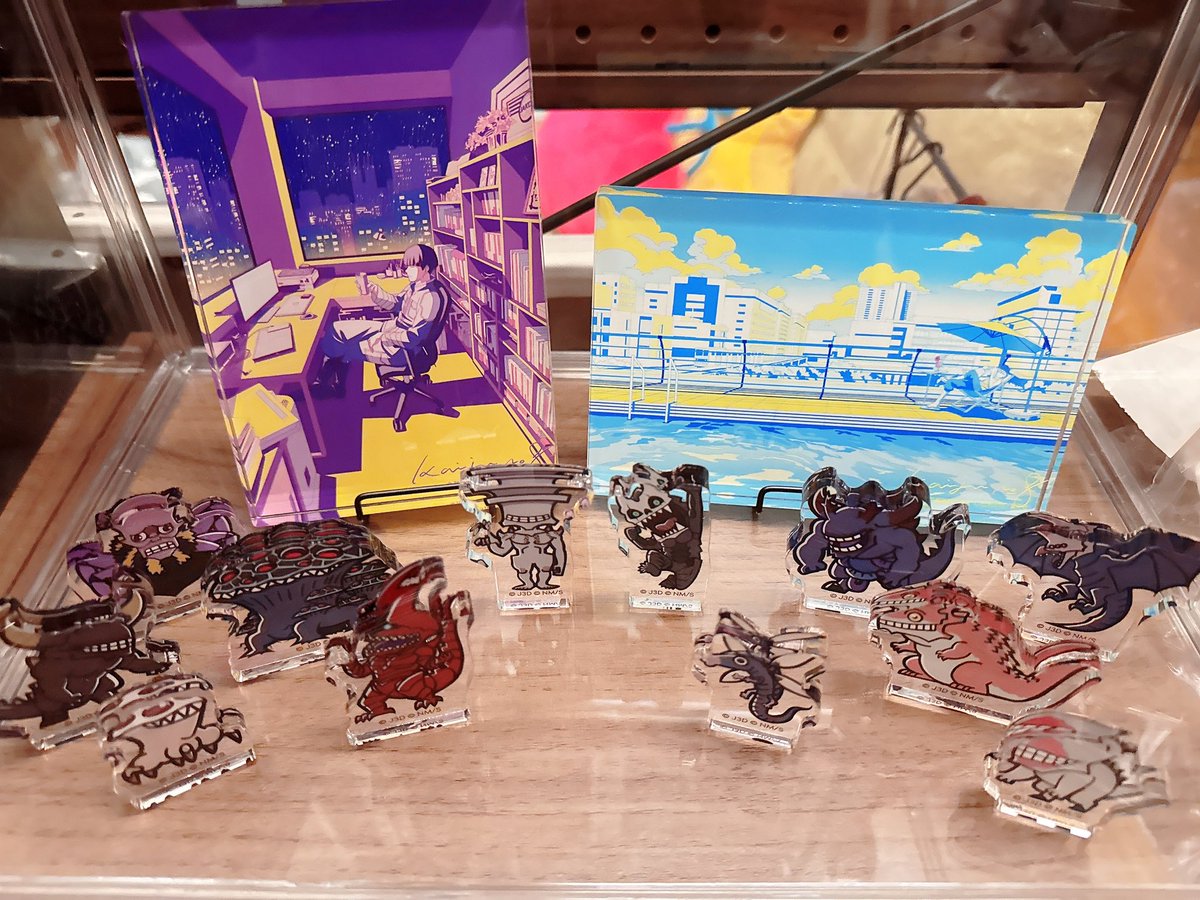 same_gr's tweet image. 届いてたやつをやっと飾った
イラストも色も綺麗だったから、アクリルブロック買っちゃったんよね〜
怪獣たちもかわいい