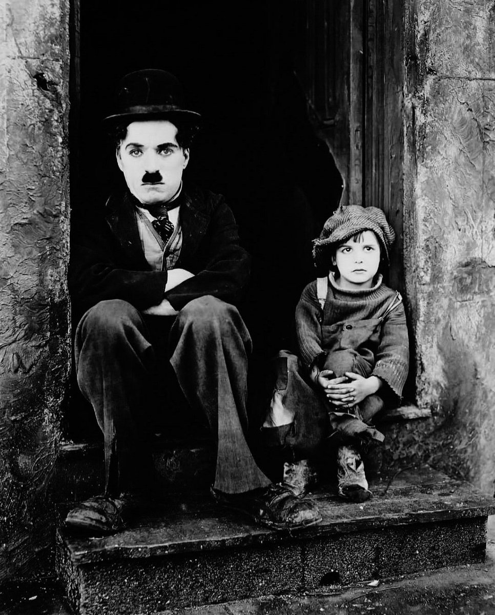 JuanmadelaPoza's tweet photo. #CharlesChaplin y #JackieCoogan en una pose promocional de #ElChico (#TheKid, 1921), de Charles Chaplin. Se han cumplido 105 años del estreno de una de las mejores comedias dramáticas de la historia del cine. El cineasta combina ficción y elementos de carácter autobiográfico. https://t.co/airP2jtM00