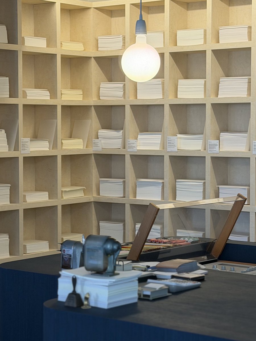 🏷️ 스물트론스텔레
아홉시에 문을 여는 문구점?! 이거 진짜 감동적 존재, 존재 자체가 감동…𑙕ཾ ̥.⺣̫. ̥᠔ྀི♡で
문구 큐레이팅 너무 잘 돼 있어서 진짜 시간 가는 줄 모르고 구경 ̗  ̗ ~♪
종이 종류도 엄청 많고 테스트도 할 수 있음.. 만년필도🥹
문구러버 방앗간이 서촌에 또 생겼다💗