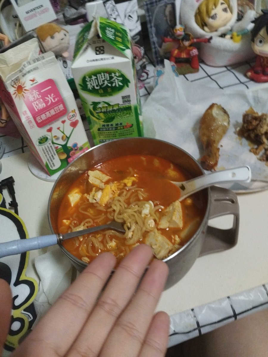一包不夠吃兩包吃不了
我不行了
還有一大碗呢，吃不下了==
而且沒飲料了，根本吃補進去
操，樓下便利商店還在裝修😭懶人真的要死了 https://t.co/djLrKumGae