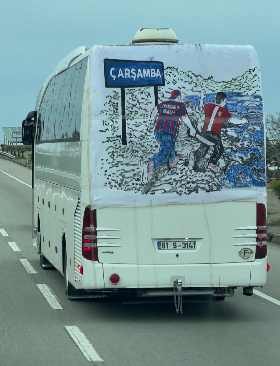 Trabzonspor taraftarının, deplasman otobüsünün arkasına astığı pankart.