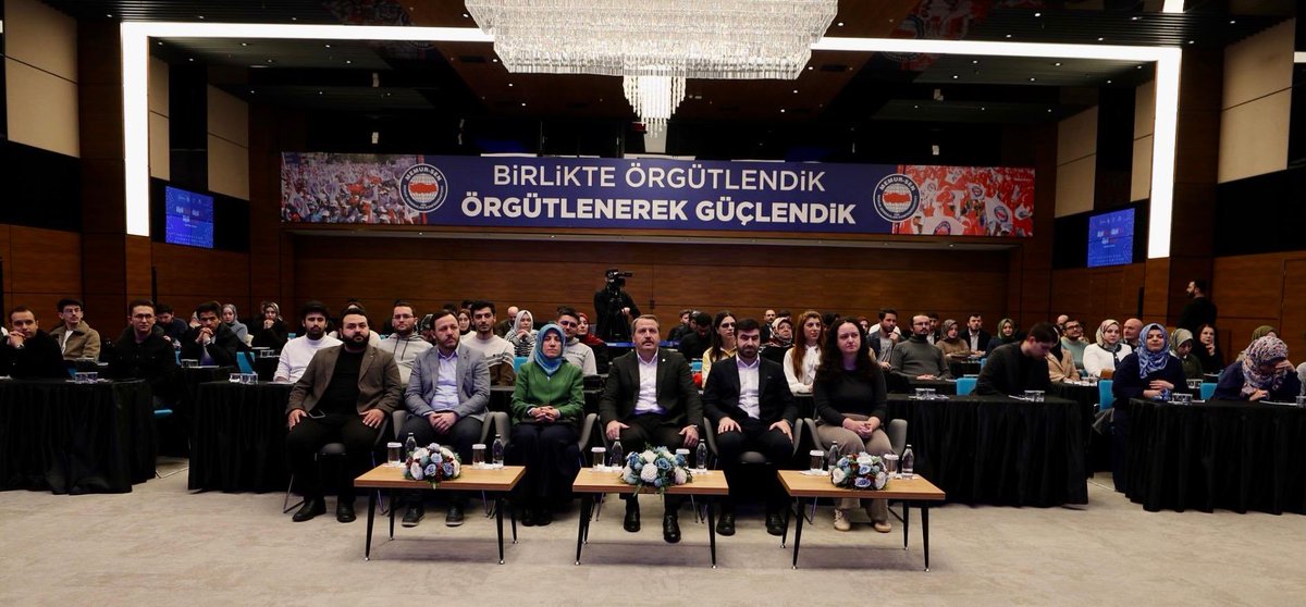 _aliyalcin_'s tweet photo. Genç Memur-Sen’imizin “Güçlü Memur – Güçlü Aile – Güçlü Türkiye” programının açılışını gerçekleştirdik

Sanayi ve Teknoloji Bakanlığımıza bağlı Ankara Kalkınma Ajansı ile Genç Memur-Sen iş birliğinde, 7-8 Şubat tarihlerinde düzenlenen bu anlamlı program; genç kamu görevlilerimizin yalnızca mesleki değil, sosyal, kültürel ve değer temelli gelişimini de önceleyen bütüncül bir vizyonun ürünüdür.

Genç Memur-Sen Genel Başkanı Dr.Mesut Emre Balcı’nın öncülüğünde hayata geçirilen bu çalışma; bireysel gelişimle birlikte kurumsal aidiyeti güçlendirmeyi, toplumsal dayanışma kültürünü pekiştirmeyi ve güçlü bir gelecek inşasına katkı sunmayı hedeflemektedir.

“Güçlü Memur – Güçlü Aile – Güçlü Türkiye” yaklaşımı; Ankara’daki genç memurlarımızın sosyal kapasitesini artırarak, uzun vadede ülkemizin sosyal sermayesini güçlendirmeyi amaçlayan stratejik bir iradenin yansımasıdır.

Bu kıymetli programa emek veren Genç Memur-Sen’imizi, katkı sunan tüm paydaşları yürekten tebrik ediyor; eğitim ve panellerle dolu programın hayırlara vesile olmasını diliyorum.

@gencmemursen | @ADEMgenelmerkez
