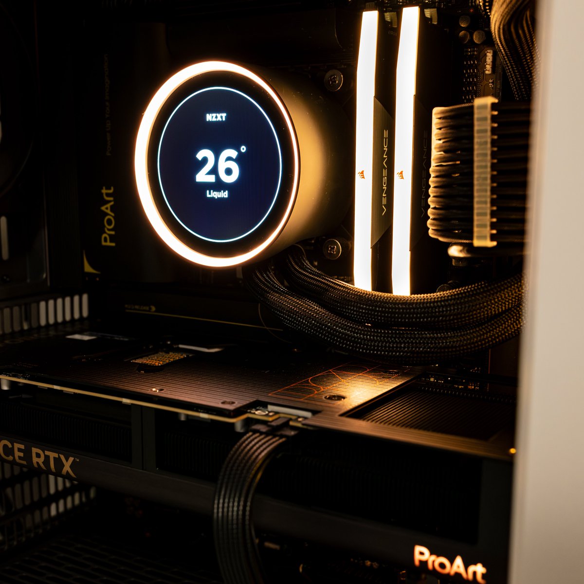 3700V's tweet photo. 数年ぶりに今じゃないと思いつつPC組んじゃった🥰

Fractal Design North
Ultra9 285K
ASUS ProArt RTX5080
NZXT Kraken Elite 280 RGB v2
DDR5 32GB
SSD 4TB

NorthとProArtの組合せ最高すぎる https://t.co/Njo0Fr8FVh
