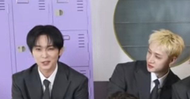 dayblue0's tweet image. 막 멀어져도 보고 몸도 돌려보고 난리남