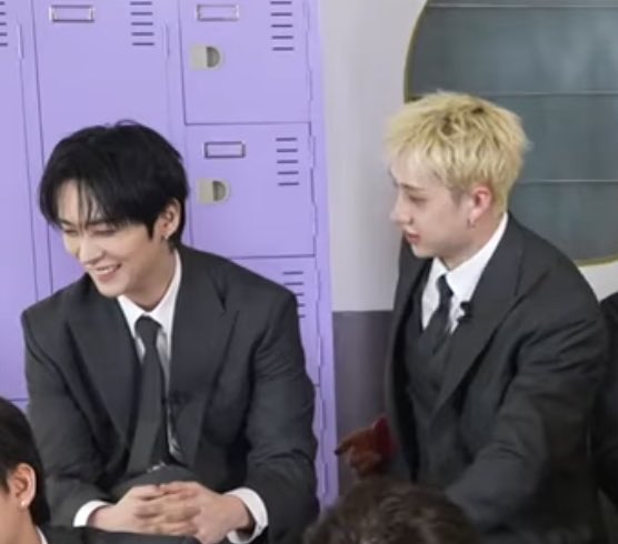 dayblue0's tweet image. 막 멀어져도 보고 몸도 돌려보고 난리남