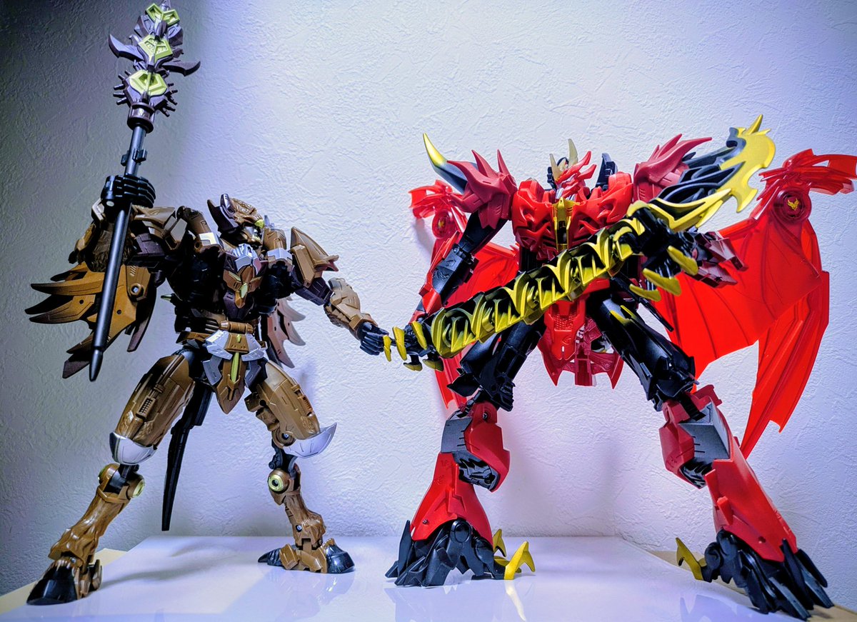 Tsk_Prime's tweet photo. オニキスプライム、やっと開封。評判通りのカッコよさですね。
我が家では勝手にグレンドラゴトロンをライバルキャラに仕立てて遊んでみたり。 https://t.co/dHX1LEdVzs